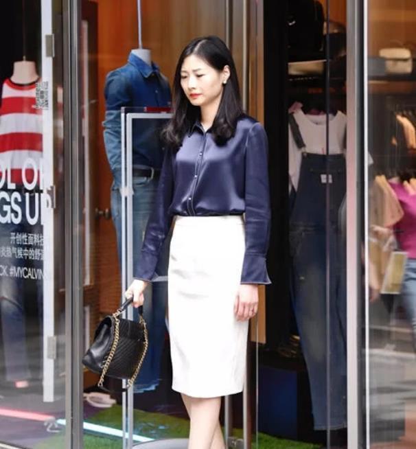 街拍气质高雅的小姐姐，一件吊带背心配开叉裤，时尚女神魅力范