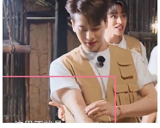 录《奔跑吧》不能有纹身,王嘉尔花式遮挡,原谅我笑出了声