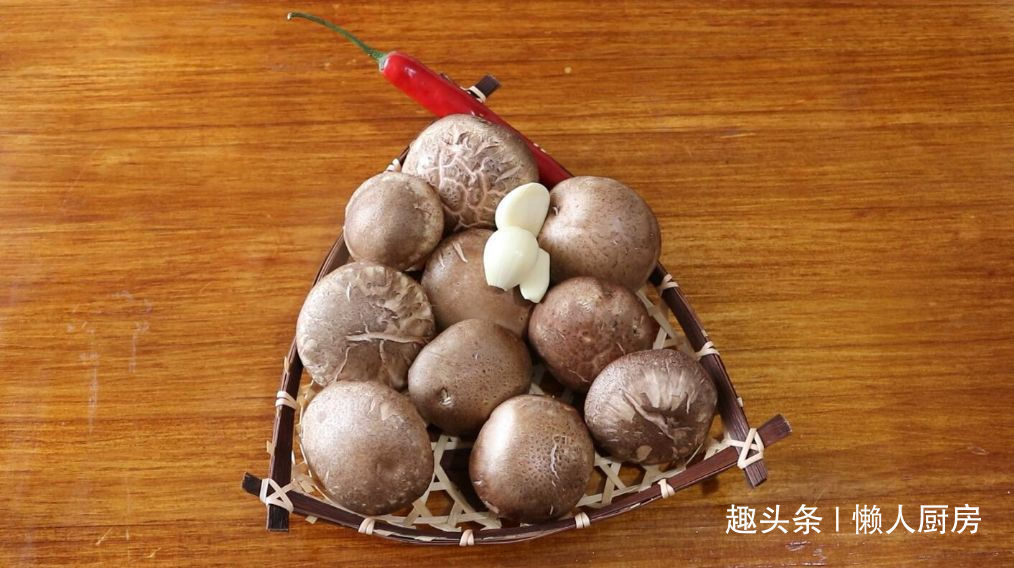 香菇别光炒着吃,教你做凉拌香菇,爽口不油腻
