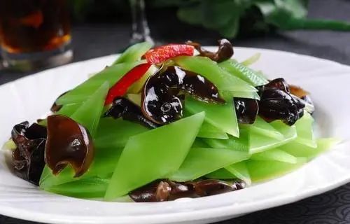 清炒莴笋丝|它是秋季“千金菜”,三种吃法效果好!