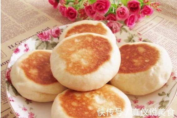 一碗面粉,3个蛋白,不放一滴水,做家人爱吃的鸡蛋饼,香甜美味