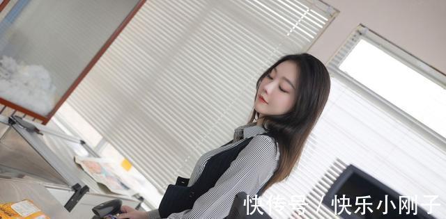 职业套装|长发美女穿条纹职业套装，配上黑色丝袜高跟鞋彰显职业女性的时尚