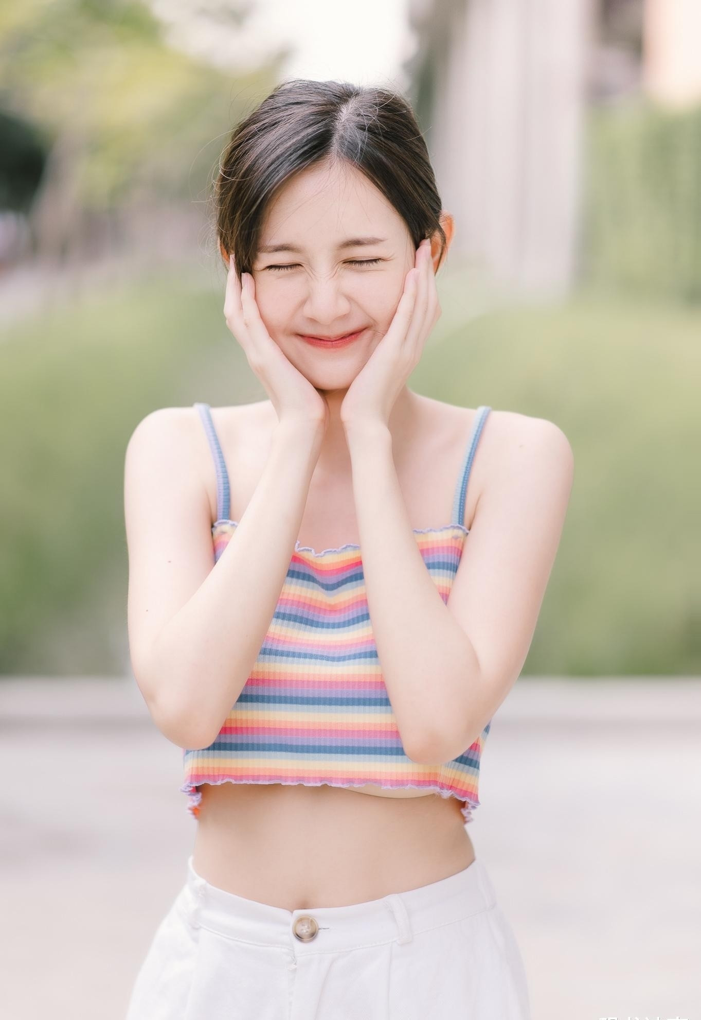 小姐姐|身材娇小的外国小姐姐, 一件小吊带背心, 穿出了青春和甜美