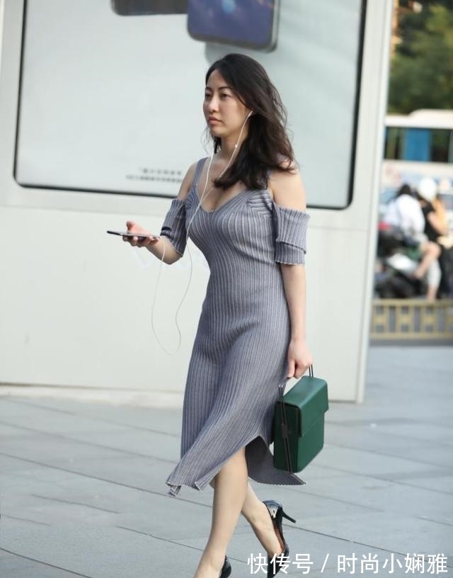 针织连衣裙 灰色针织连衣裙搭配黑色尖头高跟,高贵时尚,韵味十足