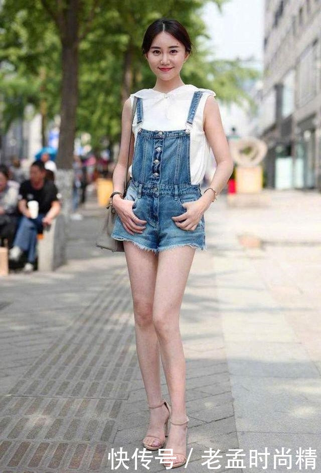 街拍:小姐姐身上穿着一件黑色的吊带, 显得更加的有韵味