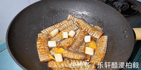 在家做糖醋带鱼，想要好吃有技巧，鱼肉入味无腥味，上桌就光盘