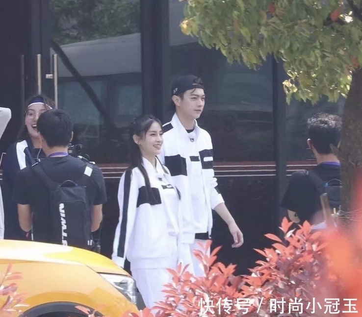 《跑男》錄制生圖曝光，許凱一身白衣很吸睛，楊穎長發(fā)披肩少女風(fēng)