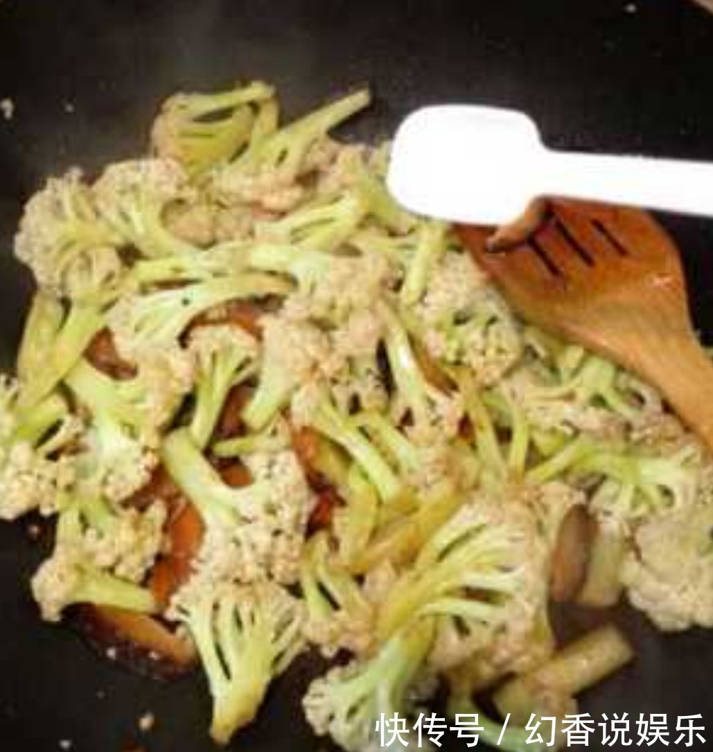 炒菜花到底要不要先焯水很多人都忽略了第一步,难怪不好吃