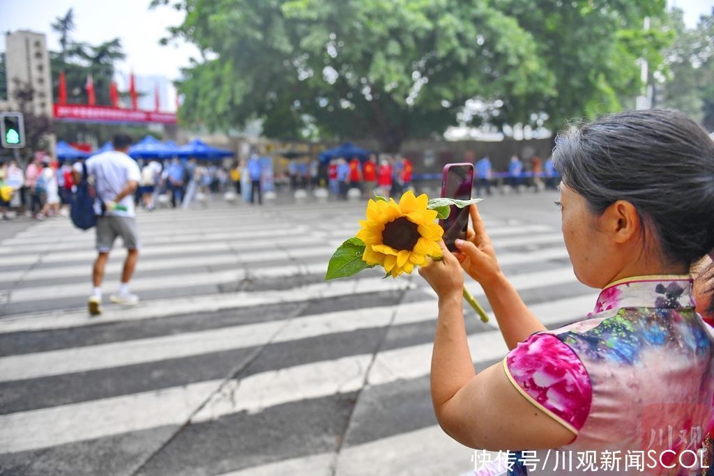 成都市中和中学|组图︱2021年全国高考拉开序幕 成都上演一幕幕温暖陪考瞬间