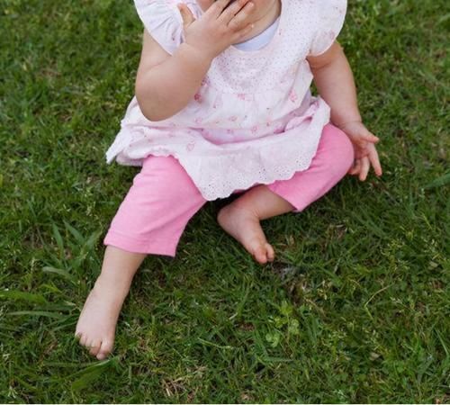 孩子|宝宝喜欢光脚丫,要不要管?儿科医生给出建议,父母要谨记