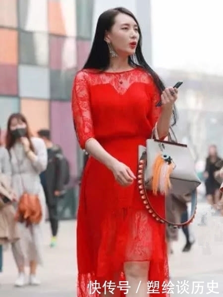 连衣裙|街拍,红色连衣裙的时尚美女,很好的展现优雅的气质与搭配