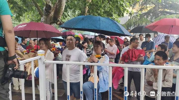 泰安一中|泰安高考最后一天：家长雨中打伞手捧鲜花等候考生