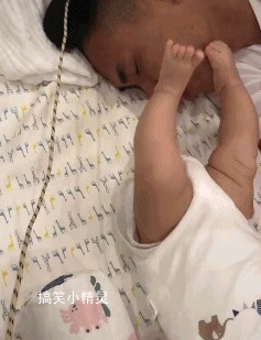 |搞笑gif 你永远也猜不到女主播的背 后, 让 人意 外了