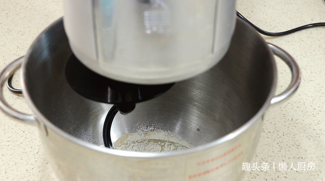 20元四片吐司，比吃一个猪肉包子还贵，不如自己做，还能拉丝