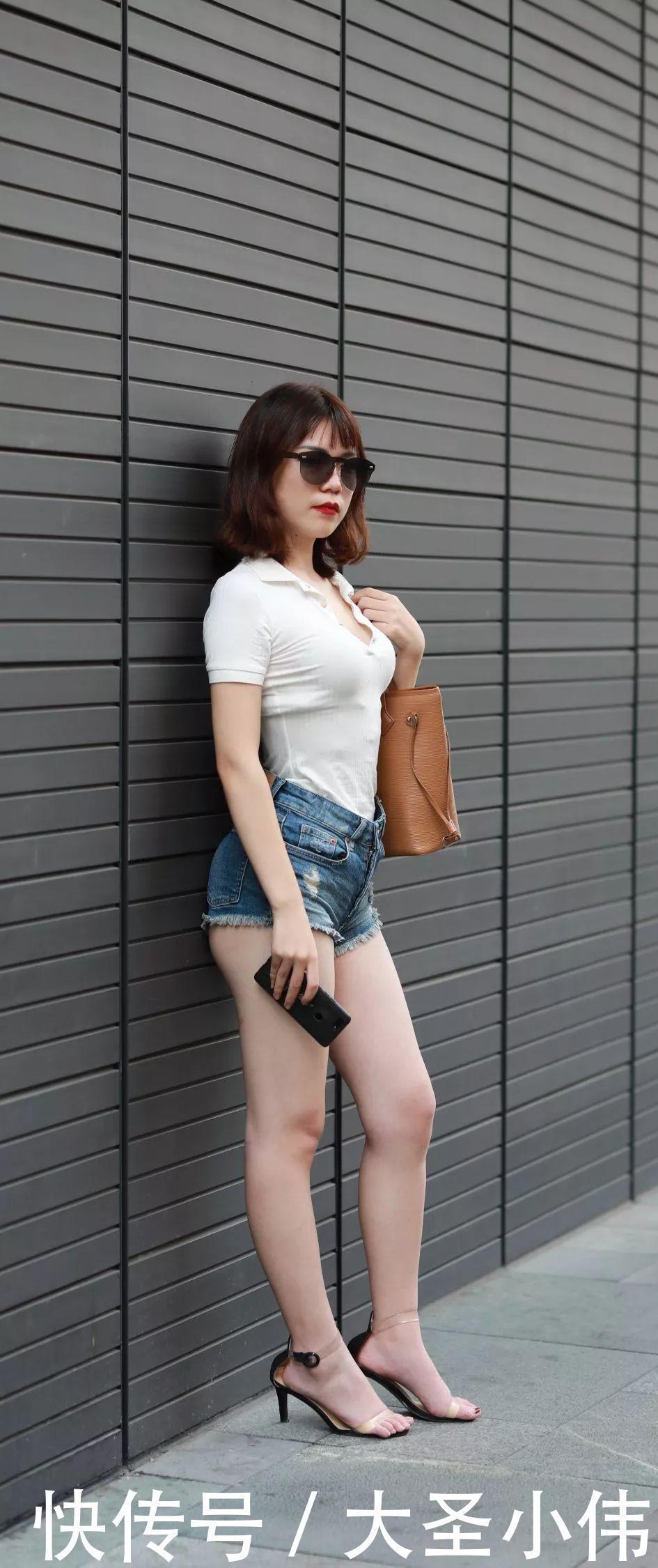 美女街拍清新甜美的连衣裙美女,婀娜风姿让人迷恋不已