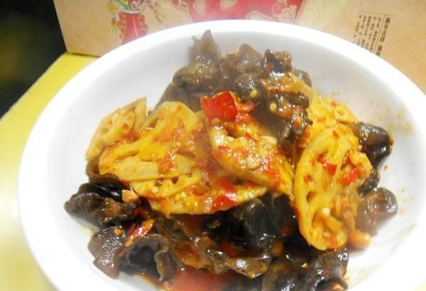 木耳加一物，金子都不換，常吃排出體內(nèi)毒素，大肚腩悄悄不見