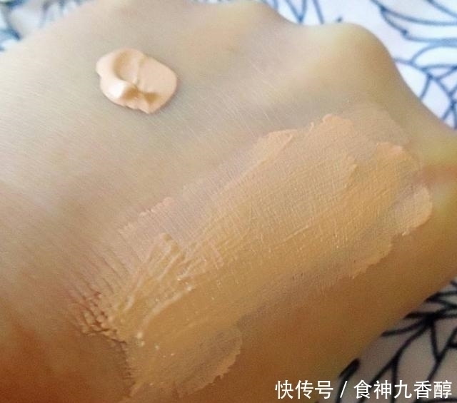 妆前乳|粉底液这样用,难怪化出来的妆“脏脏”的,还很不服帖