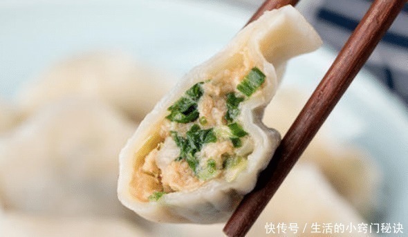调肉馅时,有2种料不能少,包成饺子才会软嫩不柴,咬一口会流汁