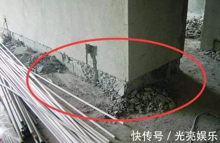 贴纸|今后再买房,客厅坚决不贴瓷砖,连踢脚线也要拆,瞧下图,太先进