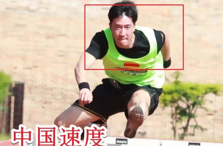 蔡徐坤速度有多快?镜头前“快到模糊”,网友:顶流走路都带风