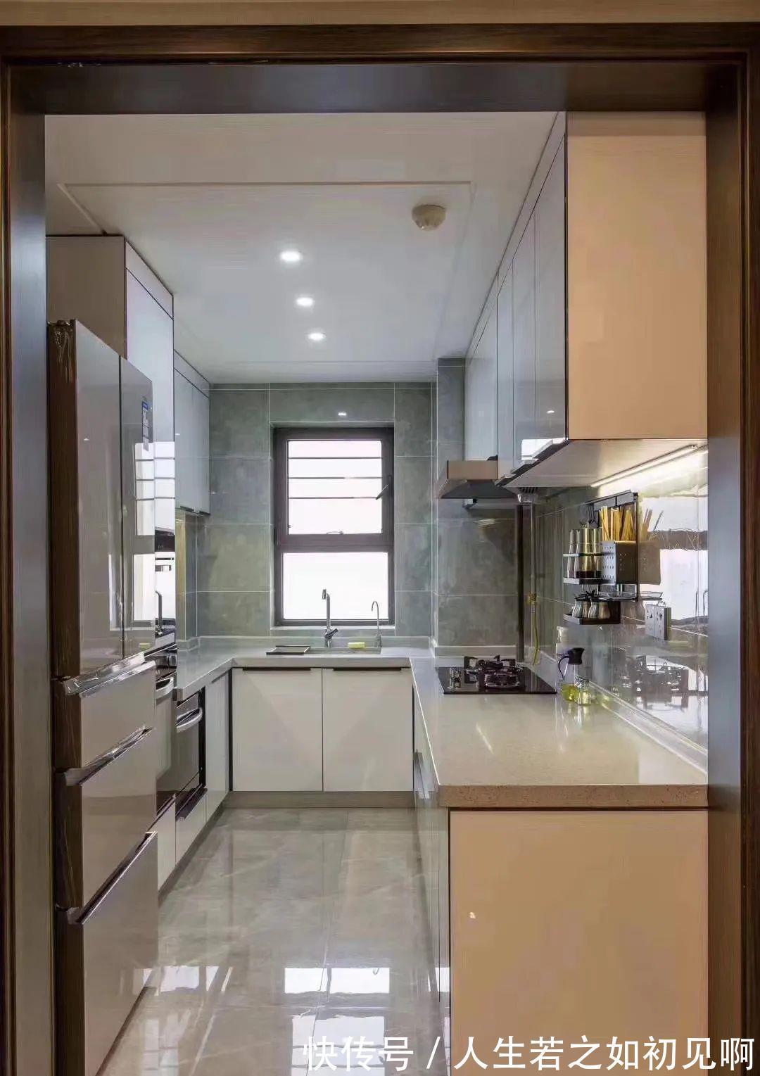 厨房|5㎡厨房这样装,好看又实用!见缝插针塞冰箱,打满橱柜收纳强!