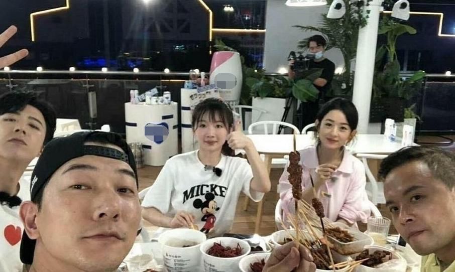 拉手 黄晓明“牵手”赵丽颖上楼梯,而谁注意两人拉手方式?太不克制了