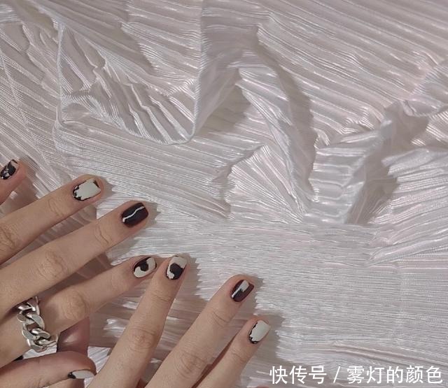 琥珀色|显白时髦，这几款美甲新年做起来，超出众