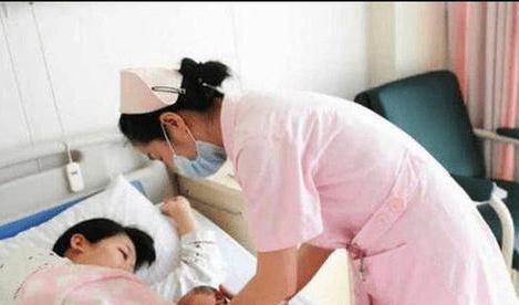 孩子|娃娃出生后只顾着笑,奶奶一巴掌将孩子打哭,医生却夸赞打得对