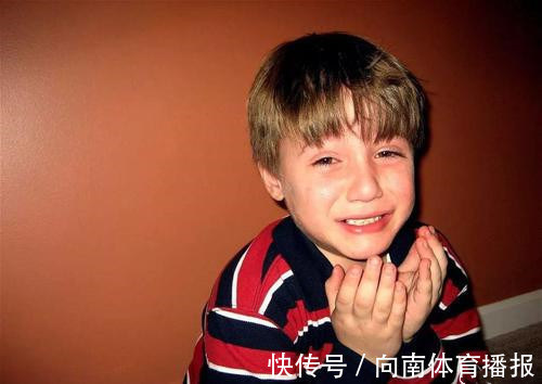 行为|孩子的3种行为,以后多半不孝顺,父母及时纠正,避免养出白眼狼