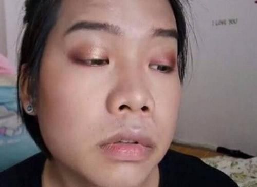 化妆品|被骂“男人婆”,女子愤怒的拿起化妆品,结果出去被骂的更惨了