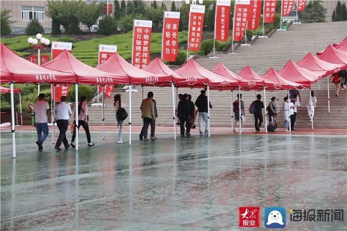 红伞|齐鲁理工学院雨中迎新生“红伞”见温情