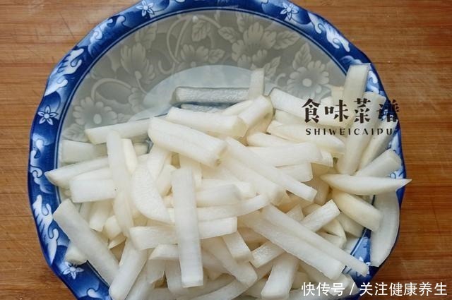 腌萝卜|奶奶教我的腌萝卜方法，无需一粒盐，酸甜又脆爽，2个小时就能吃