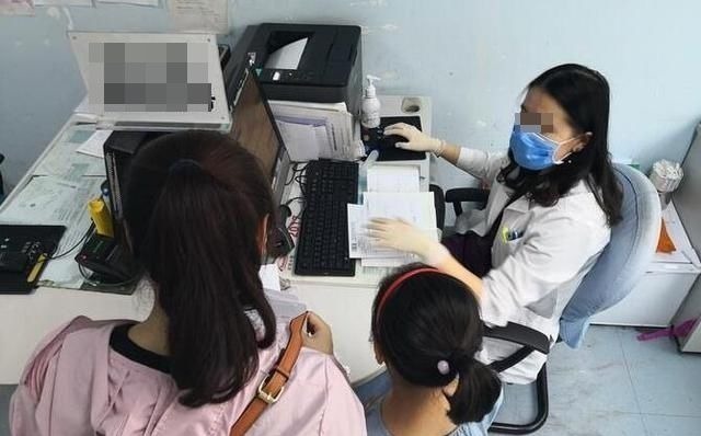 女孩|10岁女孩骨龄达14岁,身高停滞不前,医生:这些食物少给娃吃