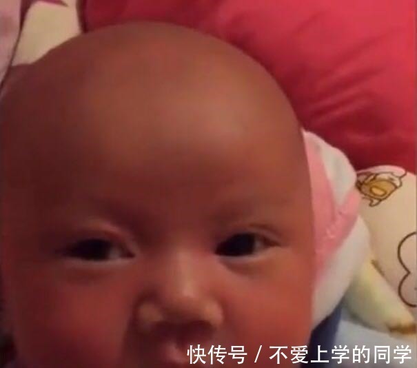 宝宝|爸爸带一岁宝宝睡觉, 突然放了个屁, 随后宝宝的反应让宝爸尴尬了!