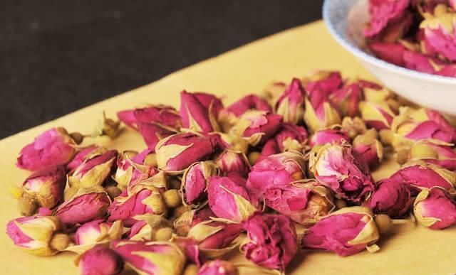 玫瑰花|玫瑰花和此物一起泡,每天一杯,皱纹淡了,气血足了,手脚也暖和