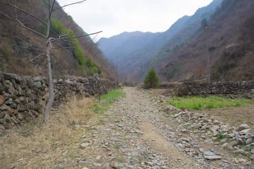 大门|寻访秦岭大沟，石墙后出现一间房子，房子孤零零的，但大门却开着