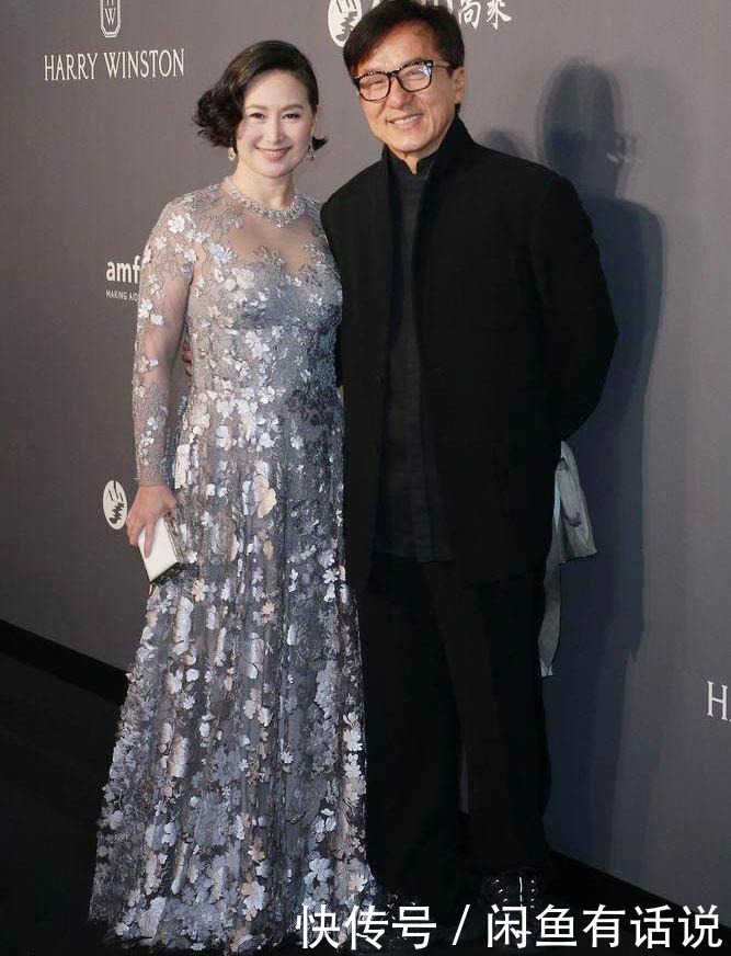 热裤|何超琼有豪门底蕴,穿“芭比粉”上衣也不俗气,搭配热裤美成贵妇