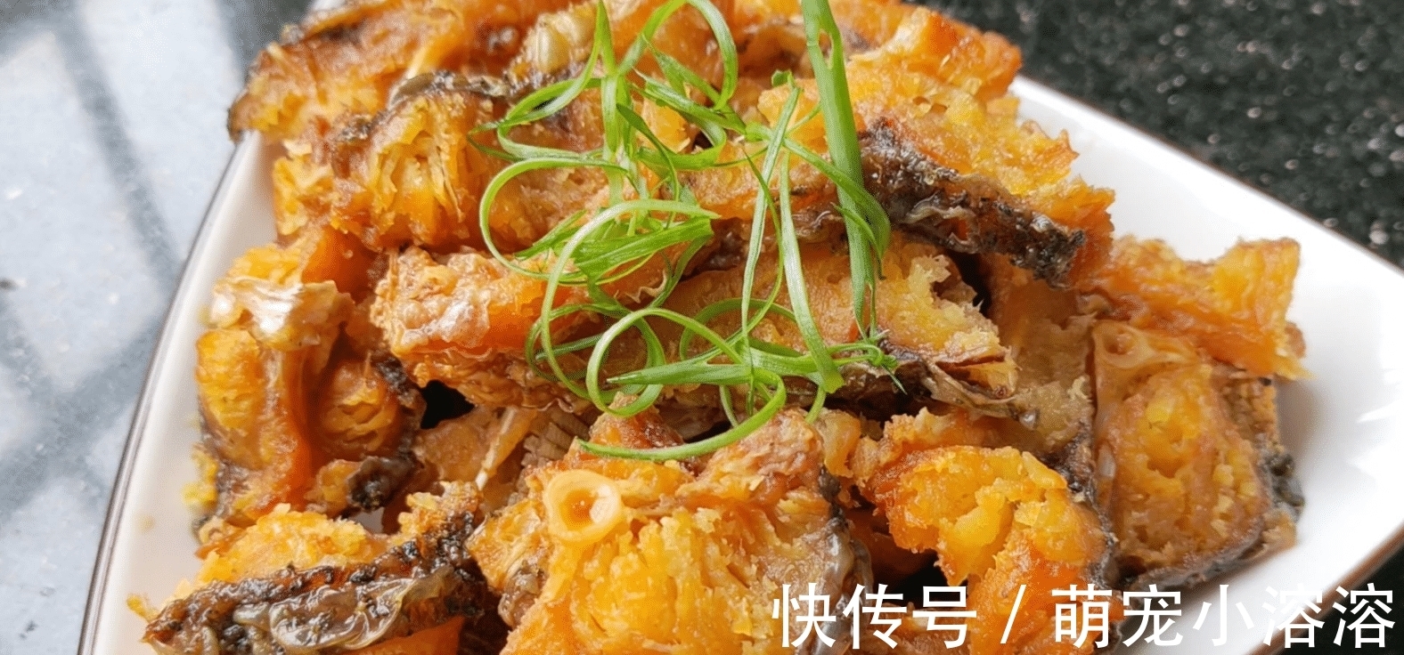 姜葱|草鱼这样做，酥香好吃又开胃，配料做法简单，一次做3斤也不够吃