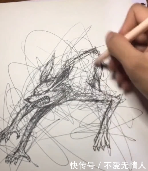 美术生#美术生在纸上乱画,被吐槽不懂艺术,看到成品:请收下我的膝盖