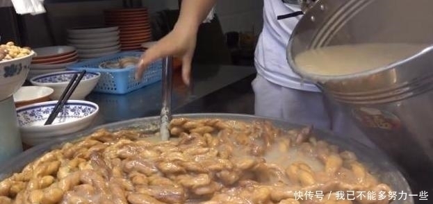 大叔用“洗衣盆”卖早餐4元1碗,每天5盆不够卖,外地人却咽不下