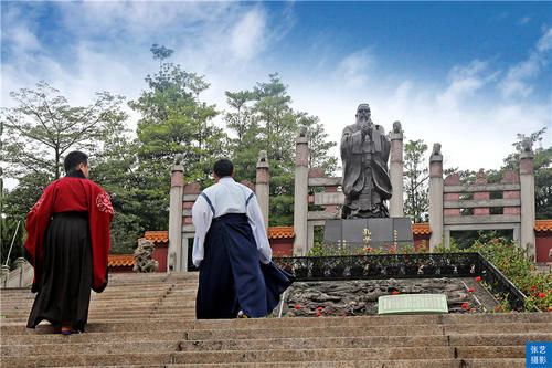 赌王何鸿燊生前给华南地区最大孔庙捐过一座塔，一座丰碑长留人间