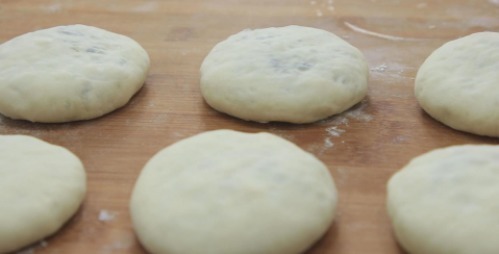 一碗面粉,一盆素馅,不用蒸,快速做蓬松柔软发面馅饼,好吃极了