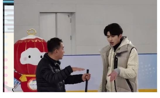 蔡徐坤搭档肖战录制冬奥会推广节目！穿卫衣搭羽绒马甲时尚帅气