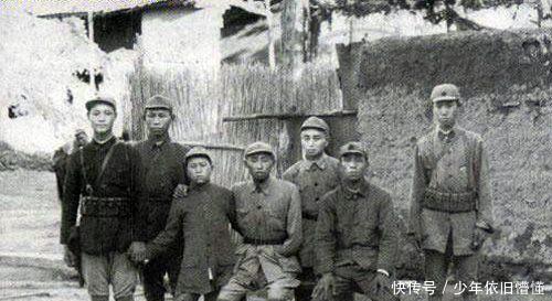 此人|此人被锁进了洞房,破门逃出闹革命,后成空军中将,最善打掩护!