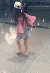 |搞笑段子王：小姐姐，你是有什么高兴事吗？，这样走路小心挨打哦