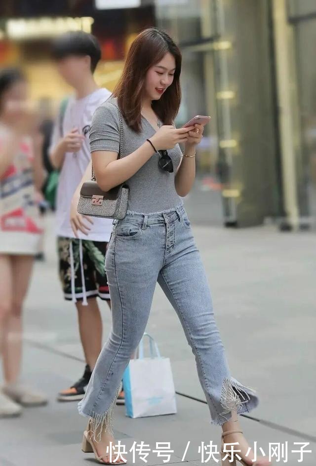 半身裤 黑色露腰长袖搭配蓝色牛仔打底裤,偏职业风格,温柔而优雅