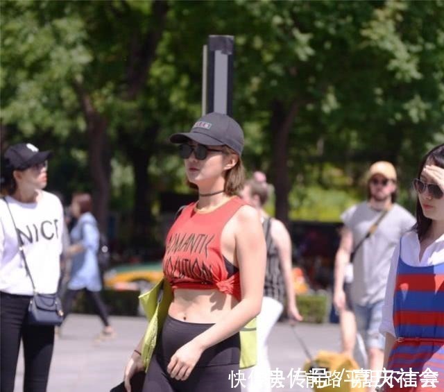 青春|帅气打底裤彰显青春的魅力,可以展现一种清新自然的美丽!