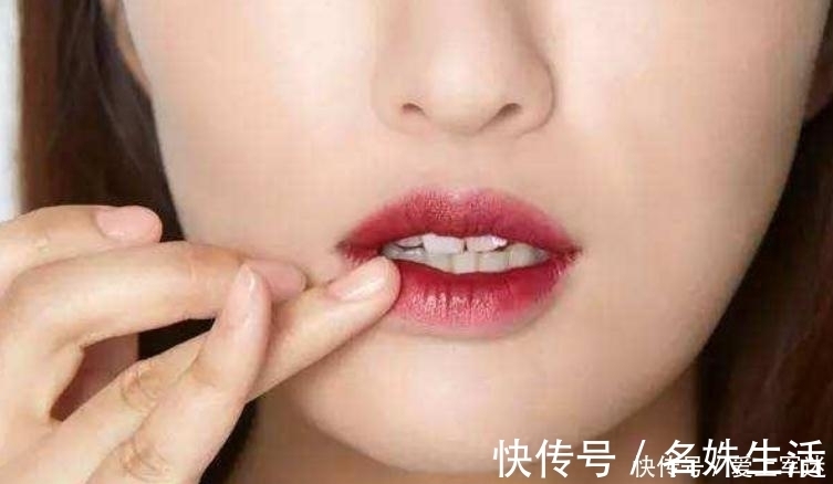 唇膏|直接涂口红的女人太傻了,学会这几招,一整天不沾牙不沾杯不脱色