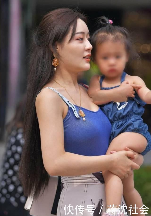 有种|街拍辣妈穿吊带背心搭配长裙,有种成熟女性的温婉味道