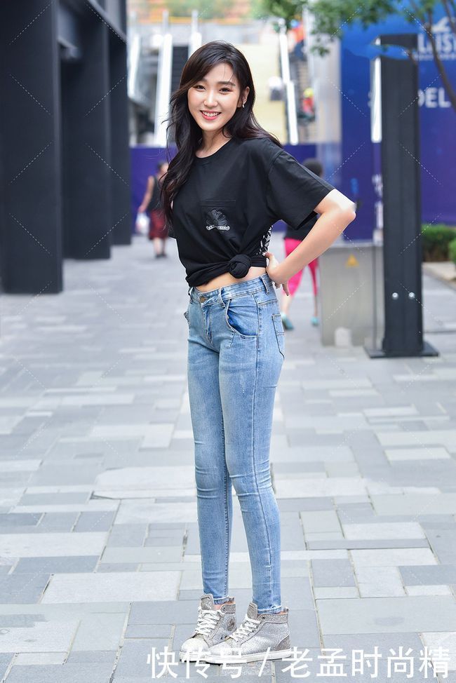 街拍:当黑色短袖遇上牛仔裤+帆布鞋穿搭,青春休闲又显白!
